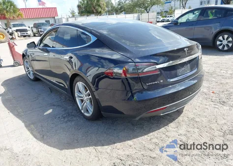 2013 Tesla Model S z USA, uszkodzony, nr VIN 5YJSA1CN5DFP13308